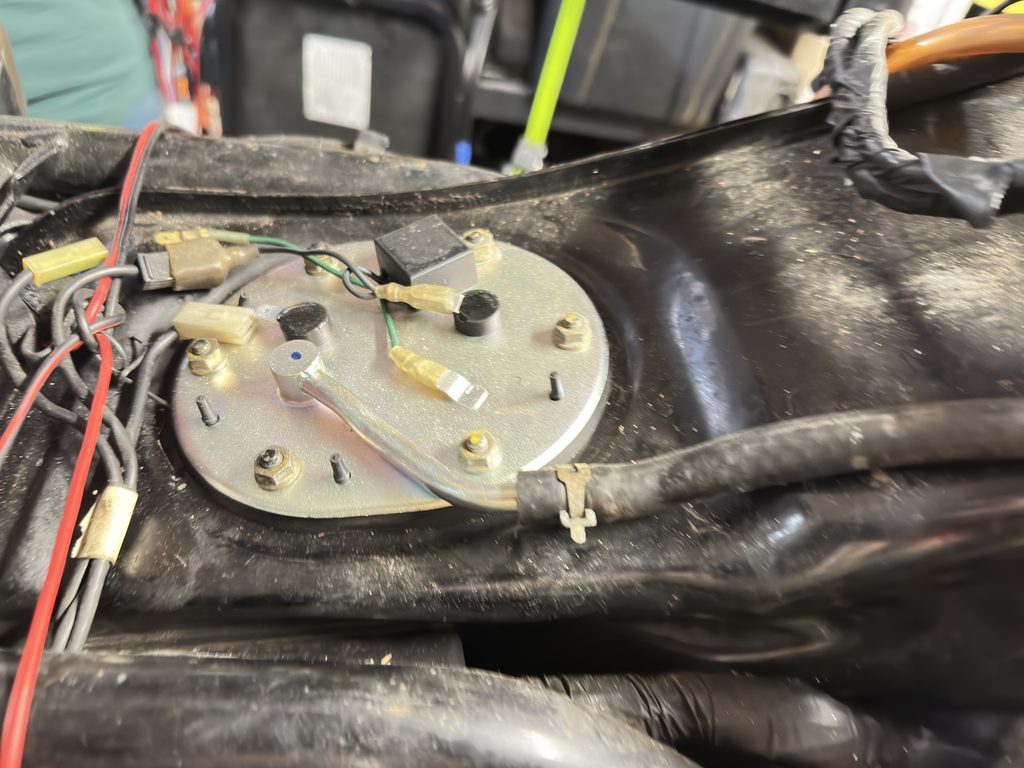 1988 Honda Gold Wing GL1500 Aspencade Kindle: fuel tank area with the cover removed