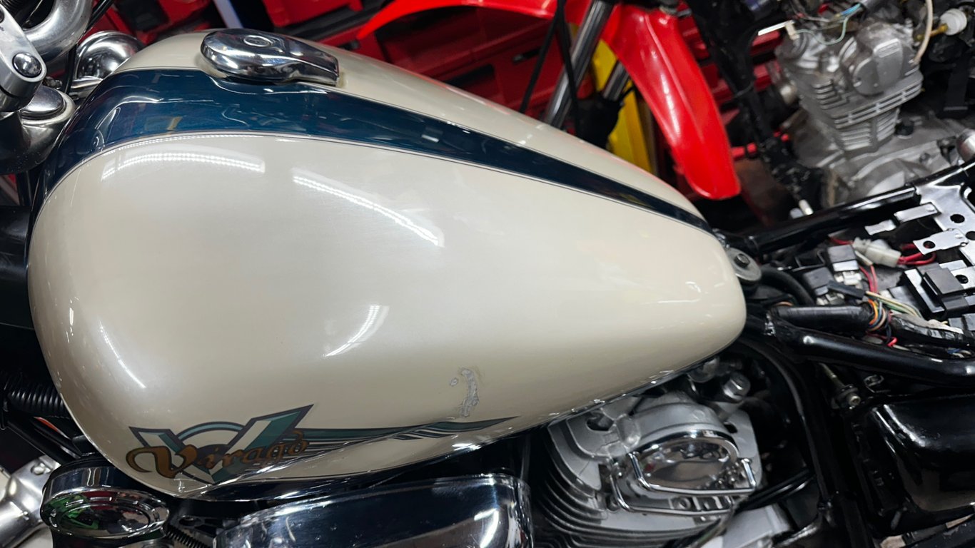 1995 Yamaha Virago 1100, restoration in progress: two-tone cream and dark blue fuel tank