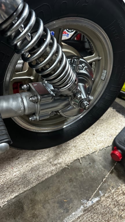 1995 Yamaha Virago 1100, restoration in progress: rear shock and wheel