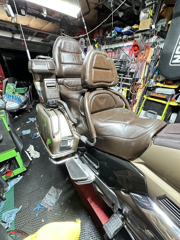 1988 Honda Gold Wing GL1500 Aspencade Kindle: seat and passenger backrest, viewed from the side