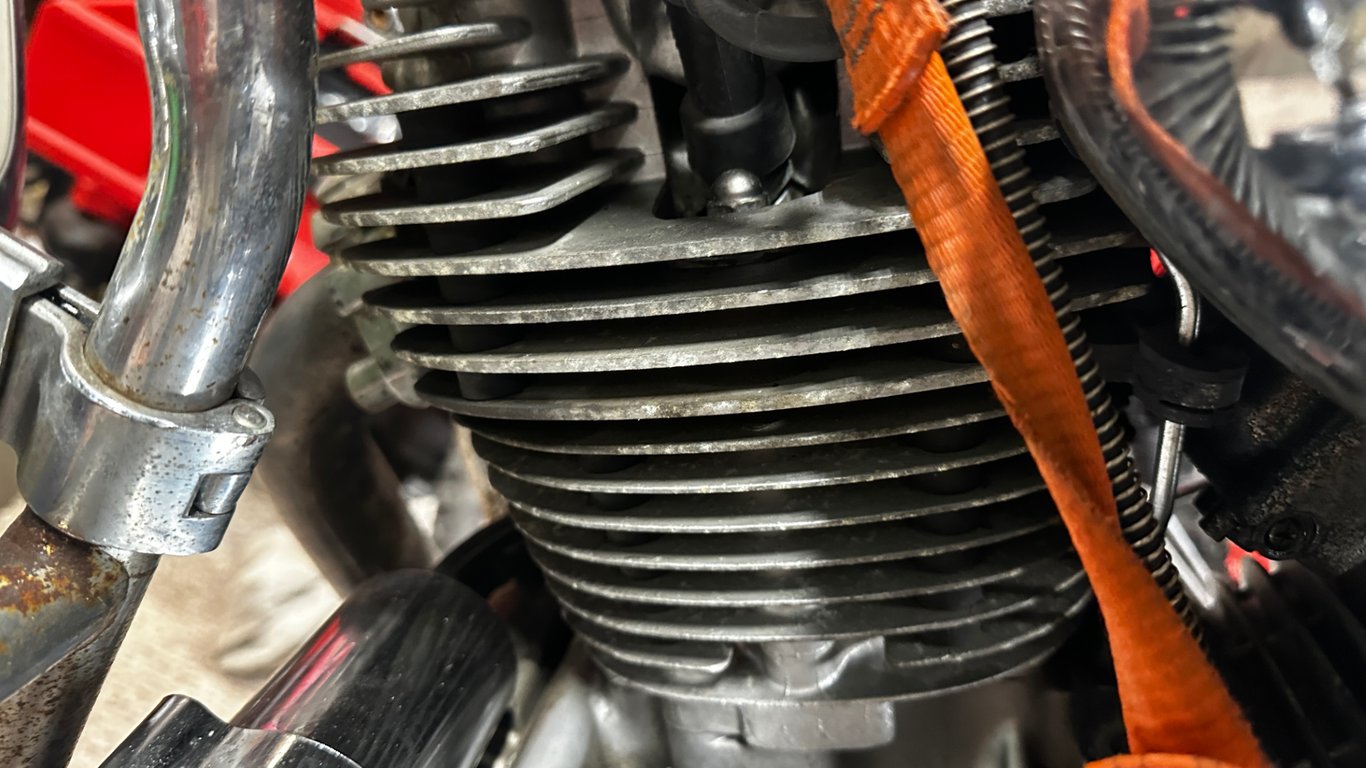 1995 Yamaha Virago 1100, restoration in progress: close-up of the cylinder fins