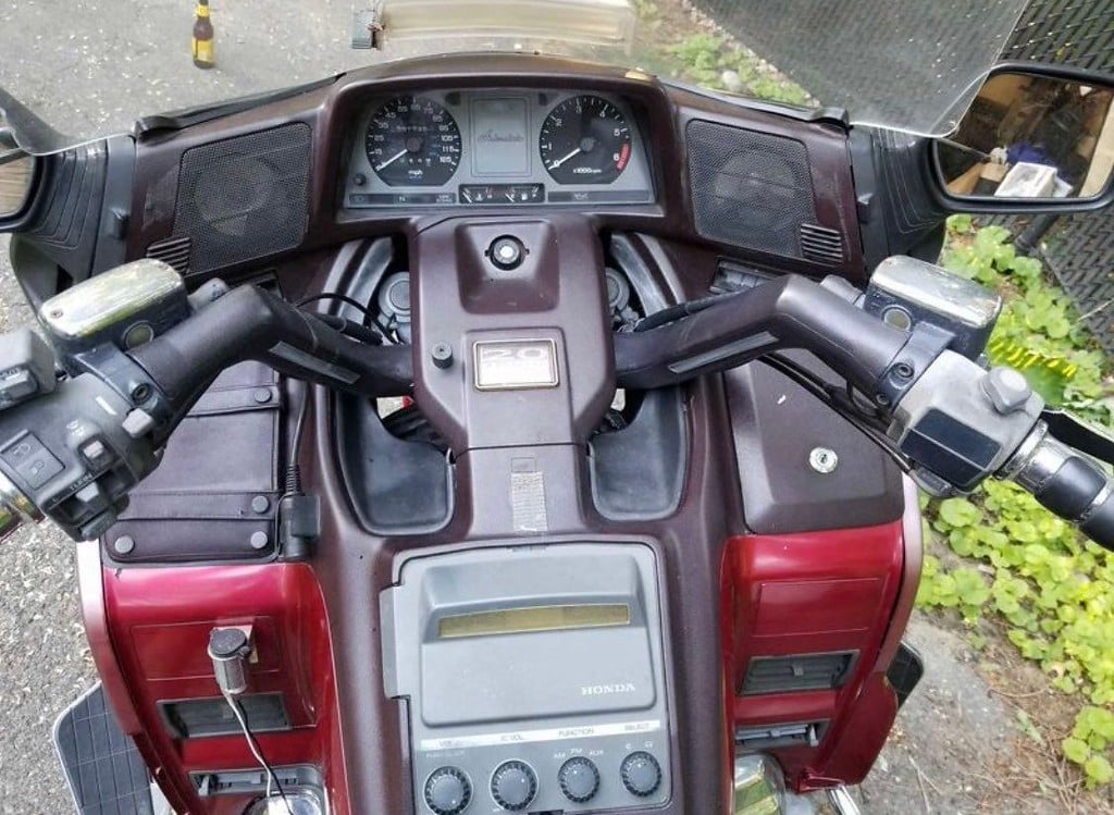 1995 red Honda Gold Wing GL1500 Interstate, before restoration: cockpit and handlebars
