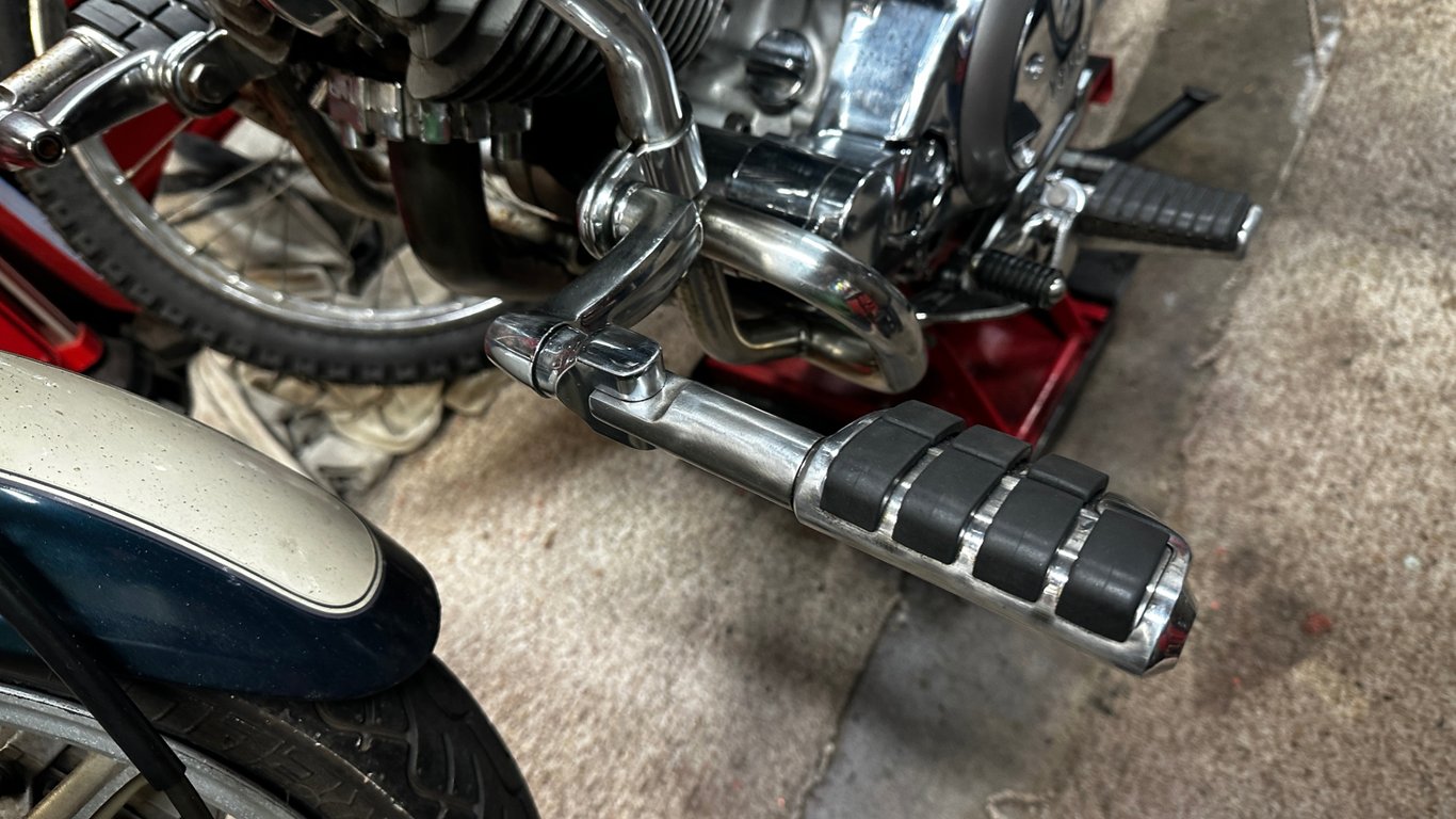 1995 Yamaha Virago 1100, restoration in progress: footpeg