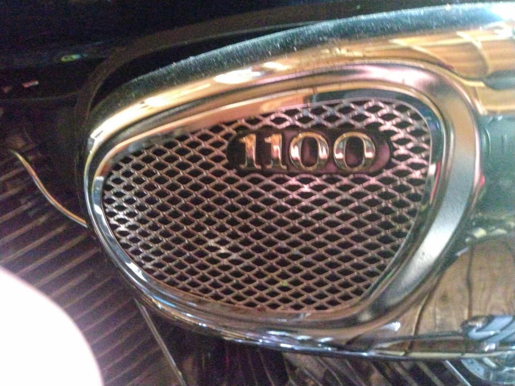 1995 Yamaha Virago 1100: chrome 1100 air-cleaner cover