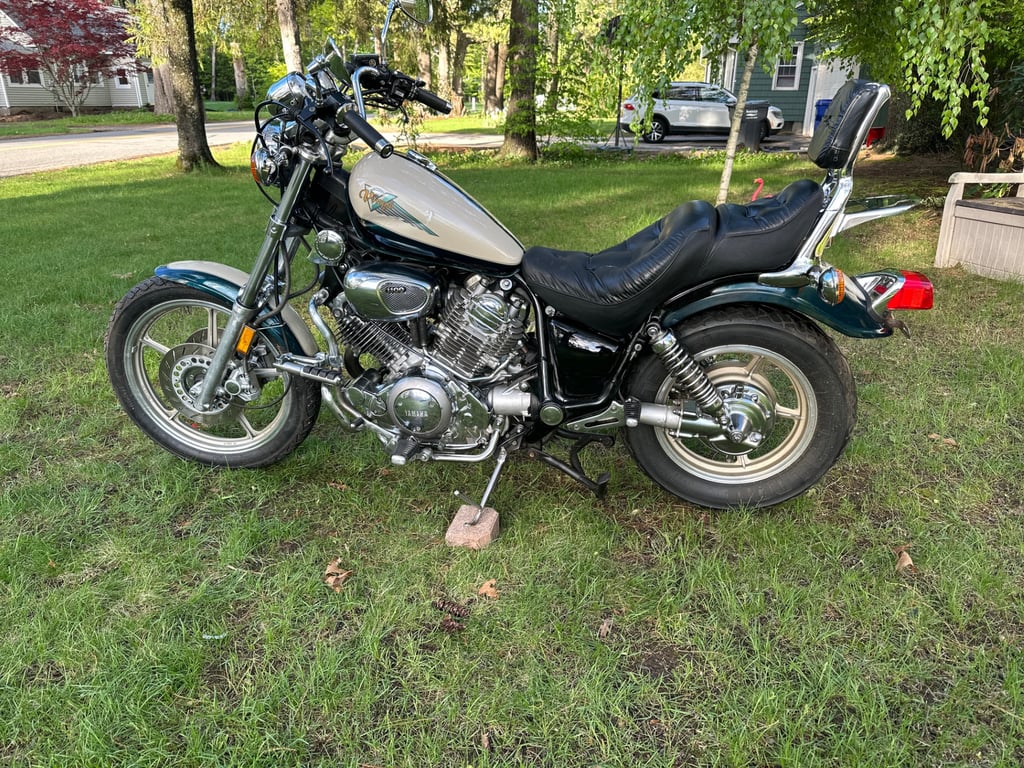 1995 Yamaha Virago 1100: side view on the lawn, cream and dark blue tank