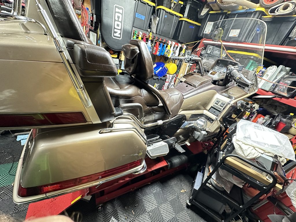 1988 Honda Gold Wing GL1500 Aspencade Kindle: assembled Gold Wing in the shop, left side