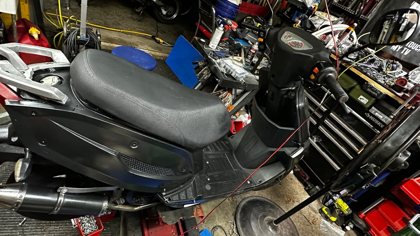 Tao Tao 50cc moped: side view showing the seat