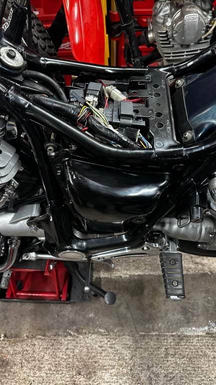 1995 Yamaha Virago 1100, restoration in progress: engine, lower frame and footpeg