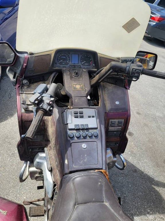 1989 Honda Gold Wing GL1500 Aspencade, before restoration: cockpit and handlebars