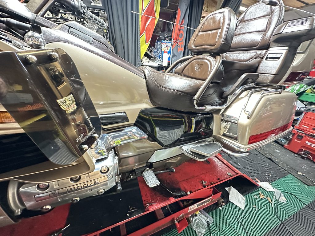 1988 Honda Gold Wing GL1500 Aspencade Kindle: side view of the seat, saddlebag and trunk in the shop