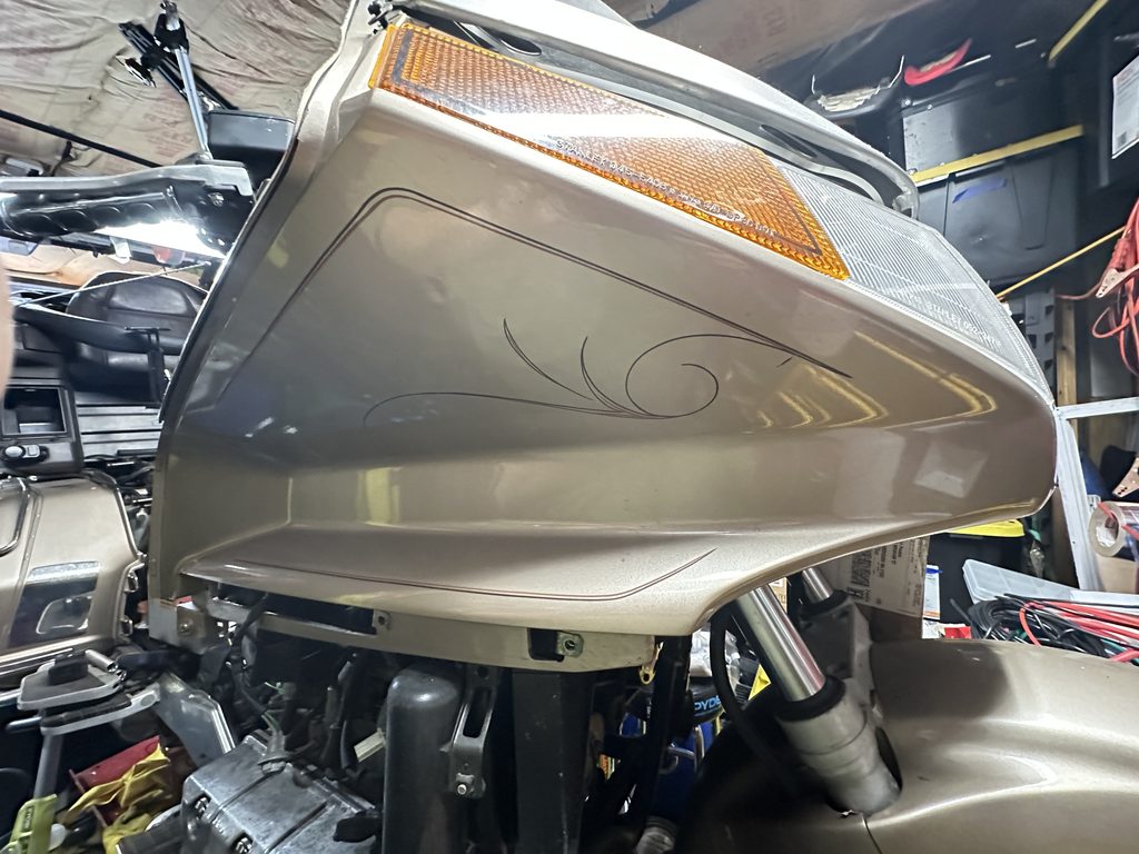 1988 Honda Gold Wing GL1500 Aspencade Kindle: side of the front fairing