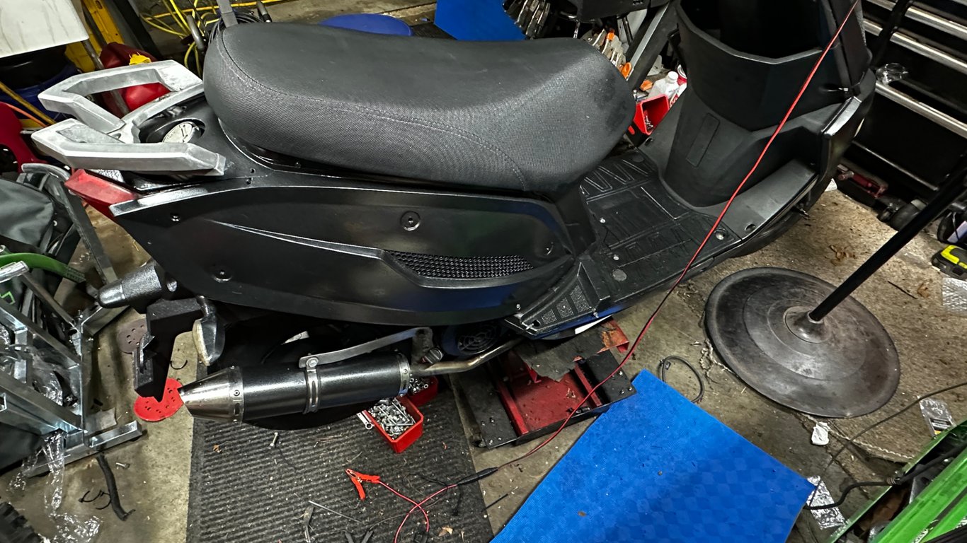 Tao Tao 50cc moped: side view showing the seat