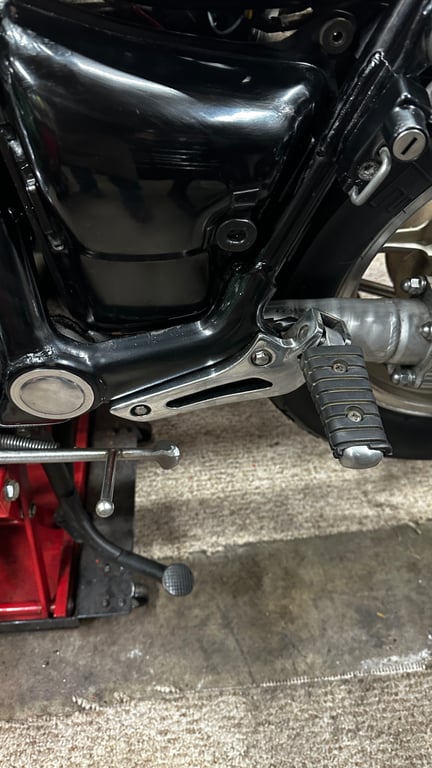 1995 Yamaha Virago 1100, restoration in progress: engine, lower frame and footpeg